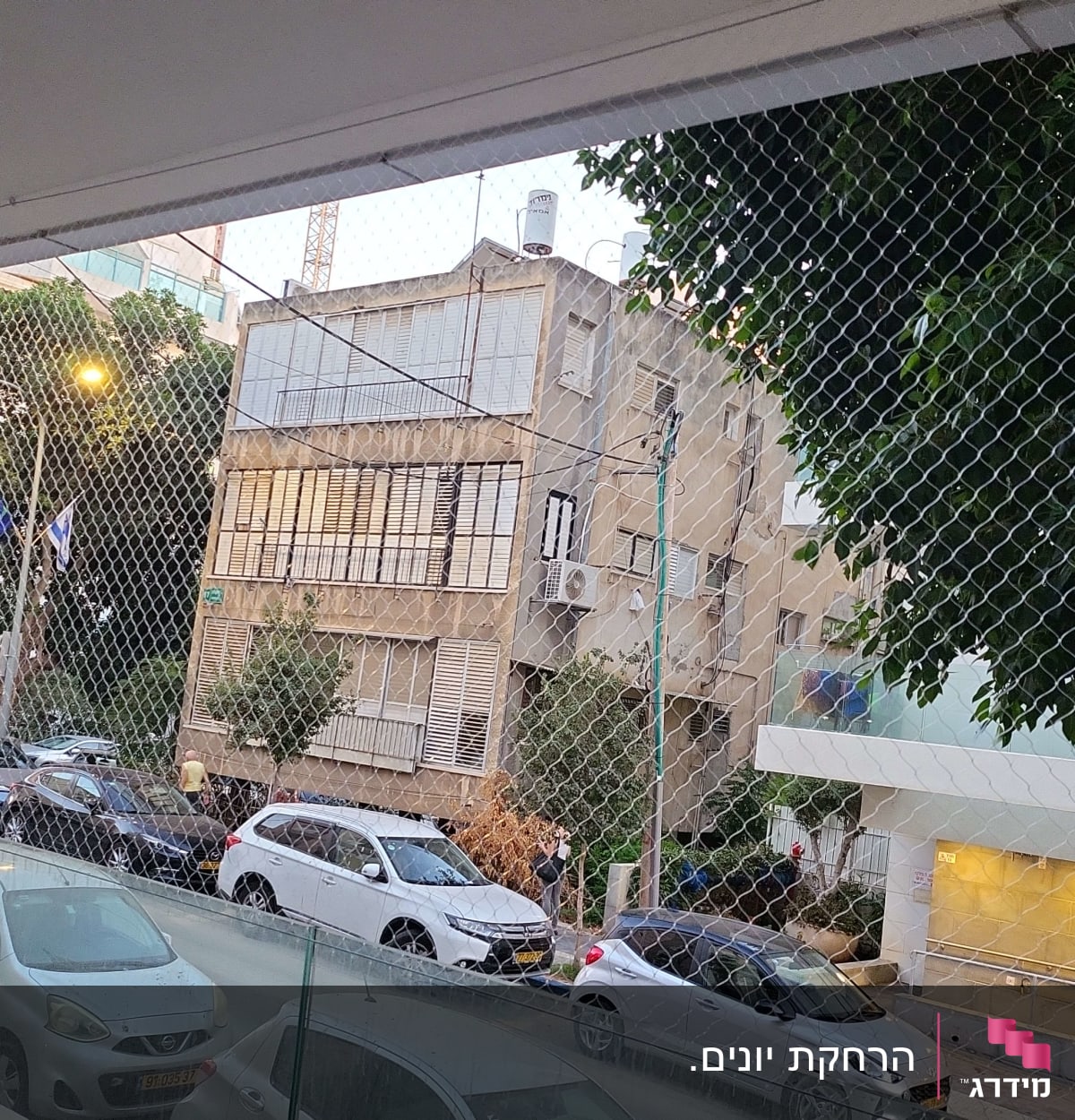 רשת מתוחה למניעת כניסת יונים במרפסת